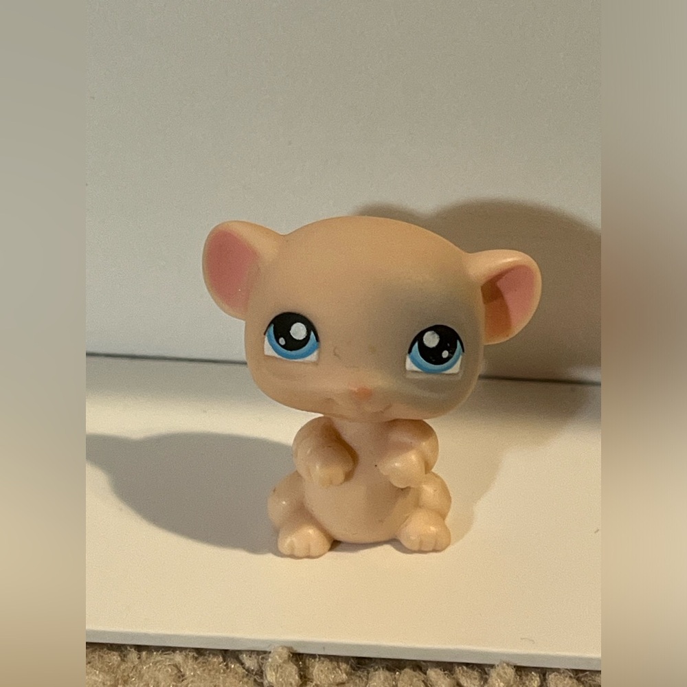 Littlest Pet Shop #102 peach coloured mouse with grey spot